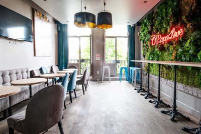 Miniature Location salle Lille (Nord) - O Papa Bar #17 Terrasse vide avec tables et chaises noires sur une rue pavée, devant des façades de cafés et restaurants.