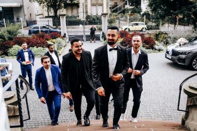 Miniature Yastudio Production #2 Un couple en tenue de mariage se tient sur un ponton en bois devant un lac entouré d'arbres.