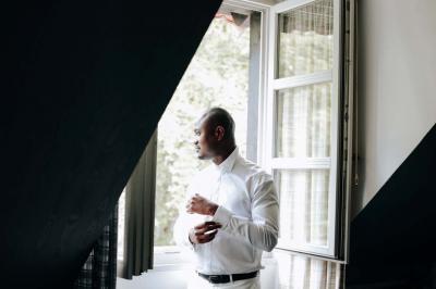 Miniature Yastudio Production #3 Un couple en tenue de mariage se tient sur un ponton en bois devant un lac entouré d'arbres.