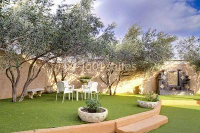 Un couple de mariés danse au centre d'une salle entourée d'invités, avec un sol recouvert de fumée légère.