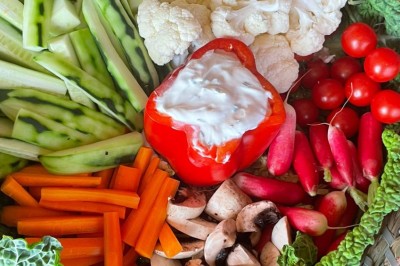 Assiette composée d'un steak grillé, d'une purée garnie, d'un gratin de légumes et d'une sauce en pot individuel.