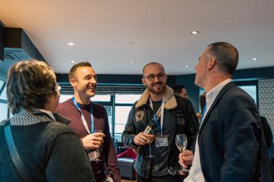 Miniature Barbara Goutte Production #2 Un groupe de personnes souriantes posant ensemble dans un environnement intérieur.