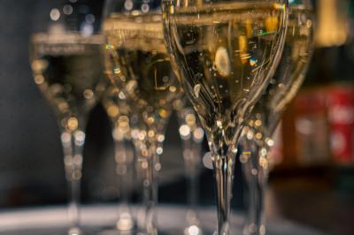 Miniature Barbara Goutte Production #3 Un groupe de personnes souriantes posant ensemble dans un environnement intérieur.