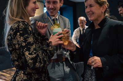 Miniature Barbara Goutte Production #4 Un groupe de personnes souriantes posant ensemble dans un environnement intérieur.