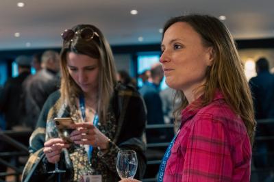 Miniature Barbara Goutte Production #5 Un groupe de personnes souriantes posant ensemble dans un environnement intérieur.