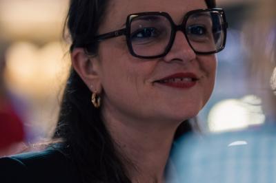 Miniature Barbara Goutte Production #8 Un groupe de personnes souriantes posant ensemble dans un environnement intérieur.