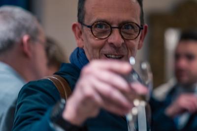 Miniature Barbara Goutte Production #9 Un groupe de personnes souriantes posant ensemble dans un environnement intérieur.