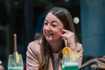 Miniature Barbara Goutte Production #10 Un groupe de personnes souriantes posant ensemble dans un environnement intérieur.