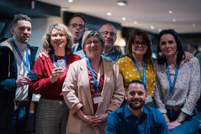 Miniature Barbara Goutte Production #12 Un groupe de personnes souriantes posant ensemble dans un environnement intérieur.