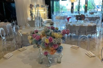 Salon mansardé avec canapé gris, fauteuils, tables d'appoint et éclairage naturel provenant d'une fenêtre inclinée.