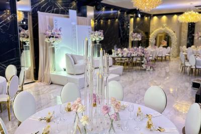 Salon mansardé avec canapé gris, fauteuils, tables d'appoint et éclairage naturel provenant d'une fenêtre inclinée.