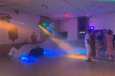 Miniature Show Spectacle #28 Façade d'un bâtiment en briques avec grandes fenêtres, porte ouverte et équipements audio installés à l'extérieur.