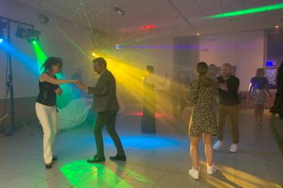 Miniature Show Spectacle #32 Façade d'un bâtiment en briques avec grandes fenêtres, porte ouverte et équipements audio installés à l'extérieur.