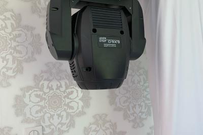 Miniature Show Spectacle #33 Façade d'un bâtiment en briques avec grandes fenêtres, porte ouverte et équipements audio installés à l'extérieur.