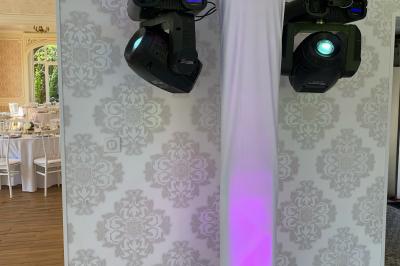 Miniature Show Spectacle #35 Façade d'un bâtiment en briques avec grandes fenêtres, porte ouverte et équipements audio installés à l'extérieur.