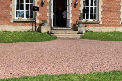 Miniature Show Spectacle #42 Façade d'un bâtiment en briques avec grandes fenêtres, porte ouverte et équipements audio installés à l'extérieur.