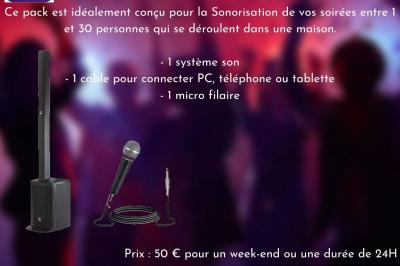 Miniature Show Spectacle #2 Façade d'un bâtiment en briques avec grandes fenêtres, porte ouverte et équipements audio installés à l'extérieur.