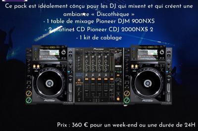 Miniature Show Spectacle #3 Façade d'un bâtiment en briques avec grandes fenêtres, porte ouverte et équipements audio installés à l'extérieur.