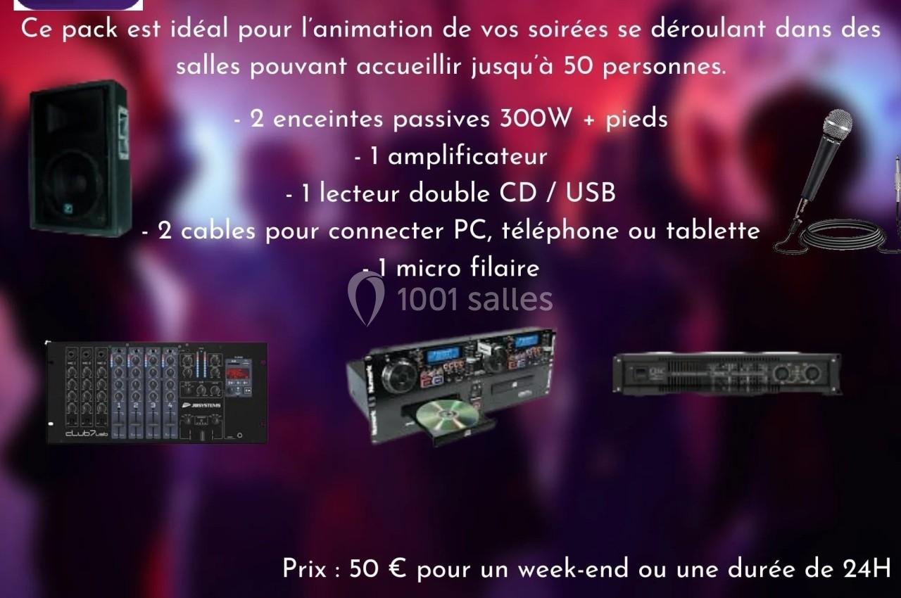 Pack audio comprenant enceintes, amplificateur, lecteur CD/USB, câbles et micro, pour événements jusqu'à 50 personnes.