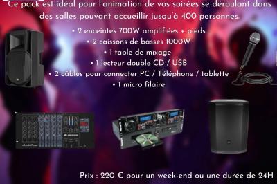 Miniature Show Spectacle #5 Façade d'un bâtiment en briques avec grandes fenêtres, porte ouverte et équipements audio installés à l'extérieur.