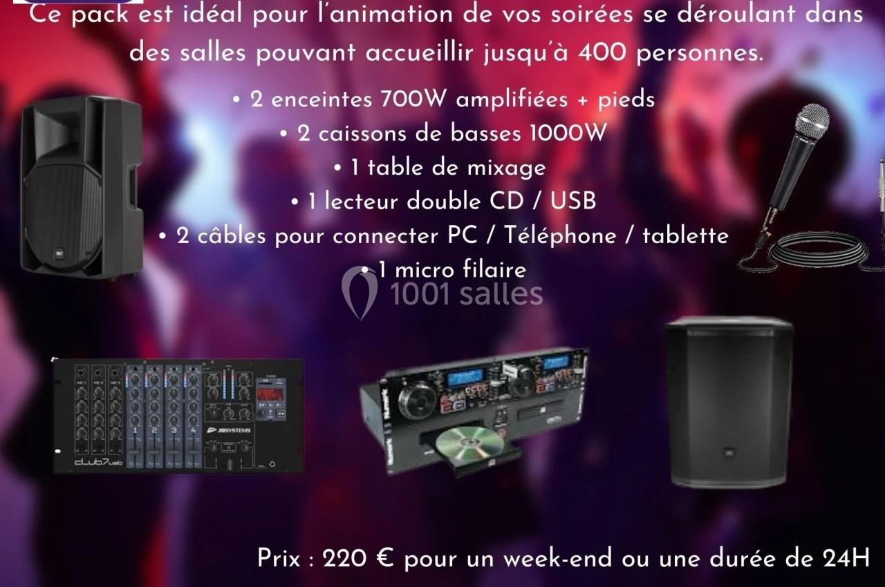 Image présentant un pack de location de matériel audio comprenant enceintes, caissons, table de mixage et micro.