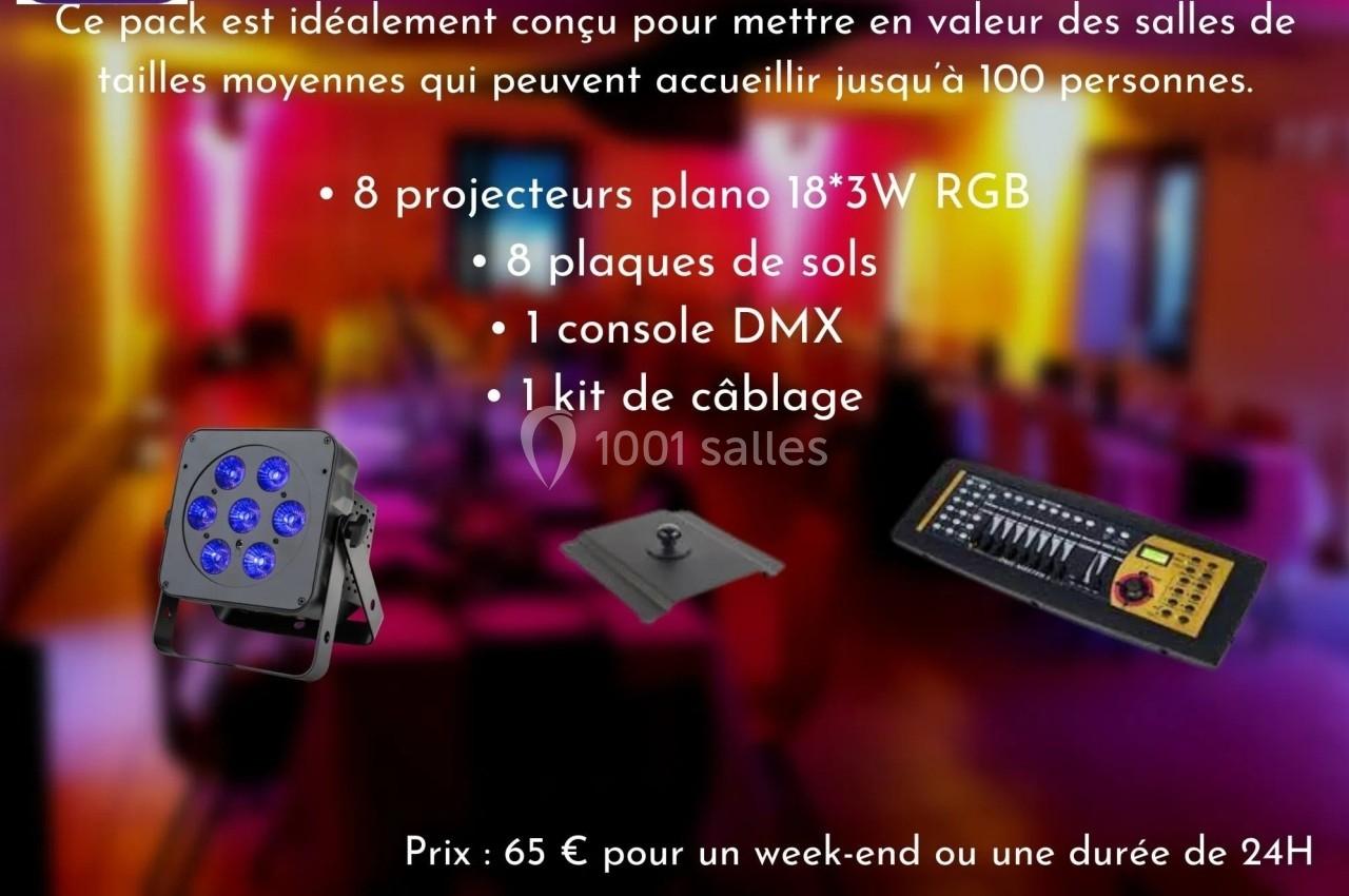 Pack de matériel d'éclairage comprenant projecteurs, plaques de sol, console DMX et kit de câblage.