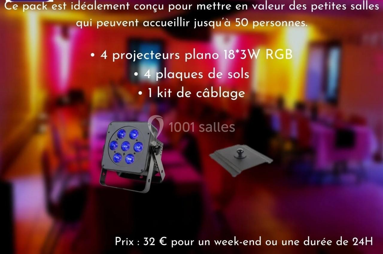 Pack d'éclairage avec projecteurs RGB et accessoires, conçu pour illuminer des petites salles jusqu'à 50 personnes.