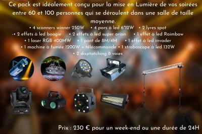 Miniature Show Spectacle #15 Façade d'un bâtiment en briques avec grandes fenêtres, porte ouverte et équipements audio installés à l'extérieur.