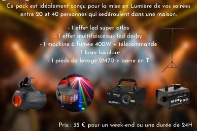 Miniature Show Spectacle #16 Façade d'un bâtiment en briques avec grandes fenêtres, porte ouverte et équipements audio installés à l'extérieur.