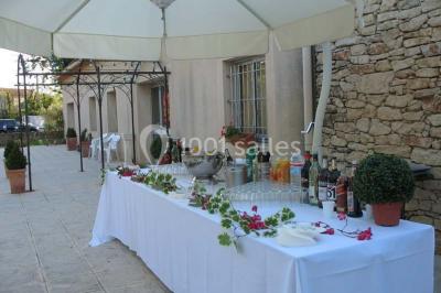 Miniature Location salle Noves (Bouches-du-Rhône) - Au Palais Gourmet - Dupas Traiteur #16 Gâteau de mariage à trois étages décoré de fleurs blanches, feuillages et roses crème au sommet.