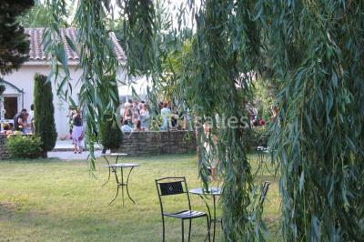 Miniature Location salle Noves (Bouches-du-Rhône) - Au Palais Gourmet - Dupas Traiteur #24 Gâteau de mariage à trois étages décoré de fleurs blanches, feuillages et roses crème au sommet.