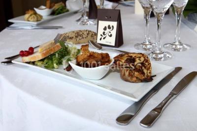 Miniature Location salle Noves (Bouches-du-Rhône) - Au Palais Gourmet - Dupas Traiteur #34 Gâteau de mariage à trois étages décoré de fleurs blanches, feuillages et roses crème au sommet.