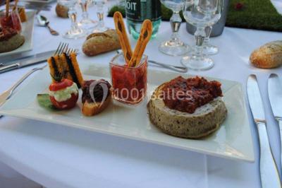 Miniature Location salle Noves (Bouches-du-Rhône) - Au Palais Gourmet - Dupas Traiteur #35 Gâteau de mariage à trois étages décoré de fleurs blanches, feuillages et roses crème au sommet.
