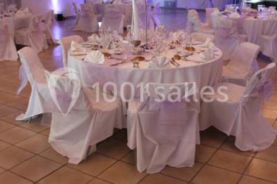 Miniature Location salle Noves (Bouches-du-Rhône) - Au Palais Gourmet - Dupas Traiteur #11 Gâteau de mariage à trois étages décoré de fleurs blanches, feuillages et roses crème au sommet.