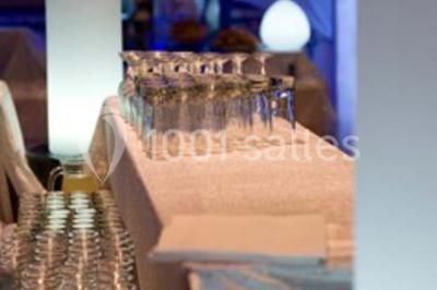 Miniature Location salle Noves (Bouches-du-Rhône) - Au Palais Gourmet - Dupas Traiteur #29 Gâteau de mariage à trois étages décoré de fleurs blanches, feuillages et roses crème au sommet.