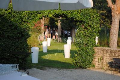 Miniature Location salle Noves (Bouches-du-Rhône) - Au Palais Gourmet - Dupas Traiteur #26 Gâteau de mariage à trois étages décoré de fleurs blanches, feuillages et roses crème au sommet.