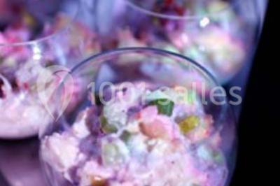 Miniature Location salle Noves (Bouches-du-Rhône) - Au Palais Gourmet - Dupas Traiteur #31 Gâteau de mariage à trois étages décoré de fleurs blanches, feuillages et roses crème au sommet.