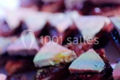 Miniature Location salle Noves (Bouches-du-Rhône) - Au Palais Gourmet - Dupas Traiteur #32 Gâteau de mariage à trois étages décoré de fleurs blanches, feuillages et roses crème au sommet.