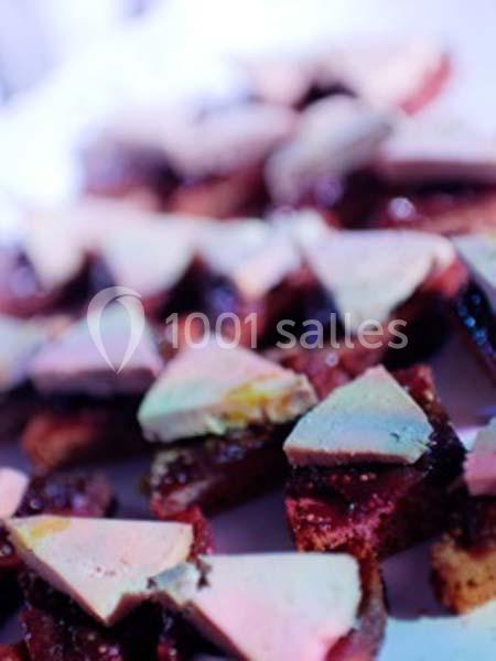 Tranches de pain garnies de foie gras et de confiture, présentées sur un plateau.