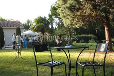 Miniature Location salle Noves (Bouches-du-Rhône) - Au Palais Gourmet - Dupas Traiteur #28 Gâteau de mariage à trois étages décoré de fleurs blanches, feuillages et roses crème au sommet.