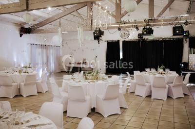 Miniature Location salle Noves (Bouches-du-Rhône) - Au Palais Gourmet - Dupas Traiteur #14 Gâteau de mariage à trois étages décoré de fleurs blanches, feuillages et roses crème au sommet.