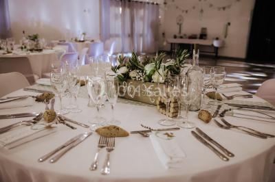 Miniature Location salle Noves (Bouches-du-Rhône) - Au Palais Gourmet - Dupas Traiteur #9 Gâteau de mariage à trois étages décoré de fleurs blanches, feuillages et roses crème au sommet.