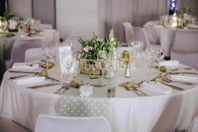 Miniature Location salle Noves (Bouches-du-Rhône) - Au Palais Gourmet - Dupas Traiteur #10 Gâteau de mariage à trois étages décoré de fleurs blanches, feuillages et roses crème au sommet.