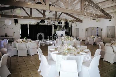 Miniature Location salle Noves (Bouches-du-Rhône) - Au Palais Gourmet - Dupas Traiteur #13 Gâteau de mariage à trois étages décoré de fleurs blanches, feuillages et roses crème au sommet.