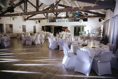 Miniature Location salle Noves (Bouches-du-Rhône) - Au Palais Gourmet - Dupas Traiteur #15 Gâteau de mariage à trois étages décoré de fleurs blanches, feuillages et roses crème au sommet.