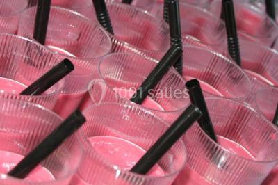 Miniature Location salle Noves (Bouches-du-Rhône) - Au Palais Gourmet - Dupas Traiteur #30 Gâteau de mariage à trois étages décoré de fleurs blanches, feuillages et roses crème au sommet.