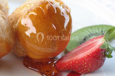 Miniature Location salle Noves (Bouches-du-Rhône) - Au Palais Gourmet - Dupas Traiteur #36 Gâteau de mariage à trois étages décoré de fleurs blanches, feuillages et roses crème au sommet.