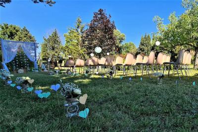 Miniature Location salle Noves (Bouches-du-Rhône) - Au Palais Gourmet - Dupas Traiteur #20 Gâteau de mariage à trois étages décoré de fleurs blanches, feuillages et roses crème au sommet.