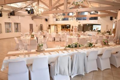 Miniature Location salle Noves (Bouches-du-Rhône) - Au Palais Gourmet - Dupas Traiteur #2 Gâteau de mariage à trois étages décoré de fleurs blanches, feuillages et roses crème au sommet.