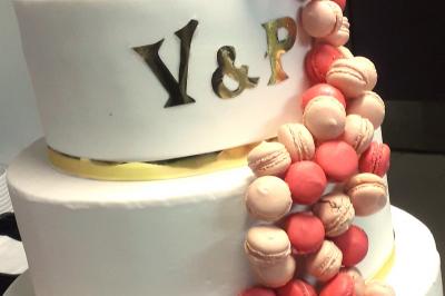 Miniature Location salle Noves (Bouches-du-Rhône) - Au Palais Gourmet - Dupas Traiteur #38 Gâteau de mariage à trois étages décoré de fleurs blanches, feuillages et roses crème au sommet.